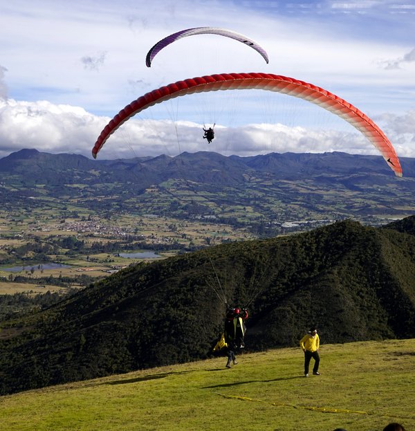 Découvrez le parapente à Annecy: sensation garantie!